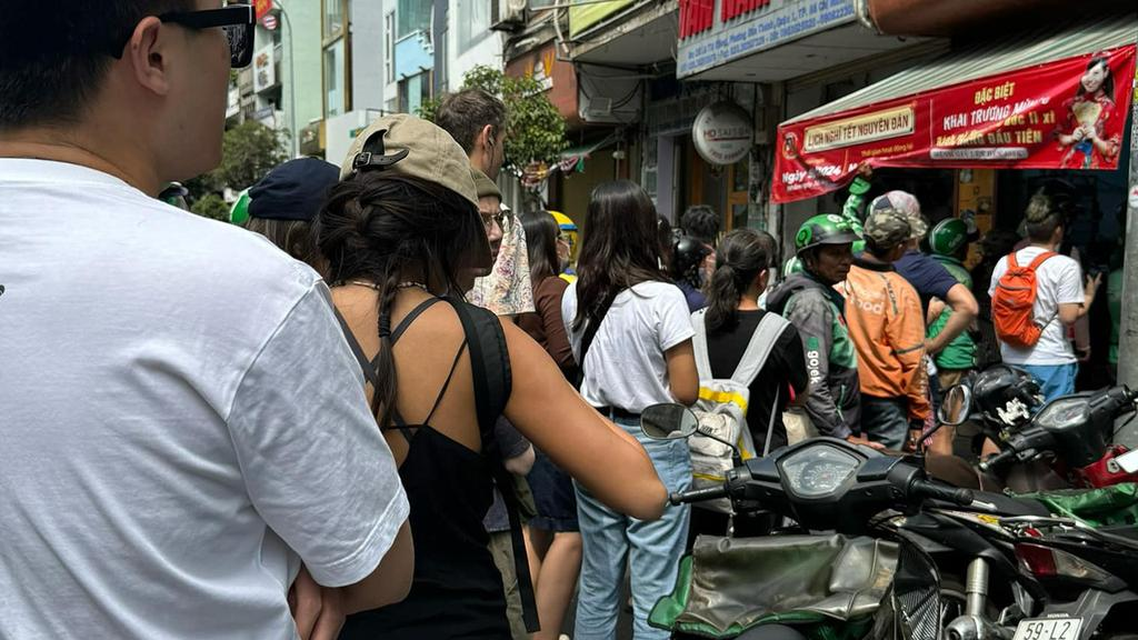 Queuing at food stalls in HCMC