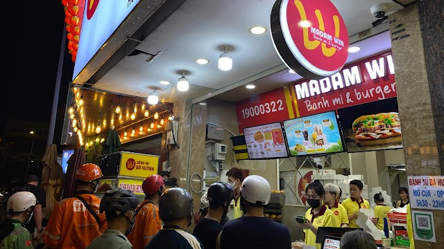 Banh Mi Huynh Hoa - Top food stalls you need to queuing