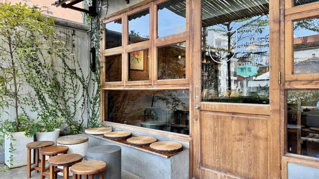 The restaurant has an outdoor space that creates cool green areas.