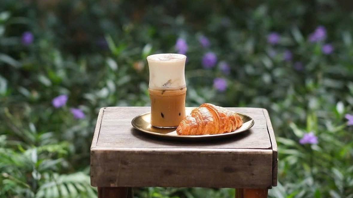 Enjoy a cup of coffee and dessert at Da Bao concept
